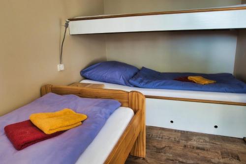 two bunk beds with towels on them in a room at Finnenhaus 7 in Lübeck