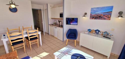 une cuisine et une salle à manger avec une table et des chaises dans l'établissement 