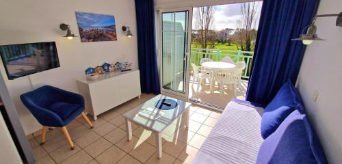 - un salon avec vue sur un balcon dans l'établissement 