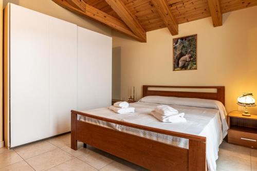a bedroom with a bed with towels on it at Dimora Miramonti, Coredo Ospitar in Coredo