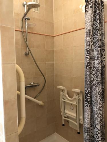 La salle de bains est pourvue d'une douche avec rideau de douche. dans l'établissement Confortable appartement 5 pers, 900m plage et commerces, à Sainte-Maxime