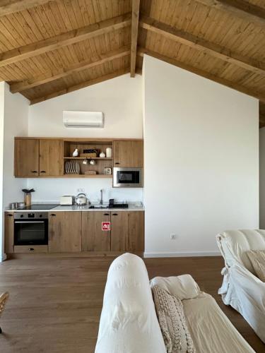 eine Küche mit Holzschränken und ein Sofa im Zimmer in der Unterkunft Casas da Pereira in Barcos