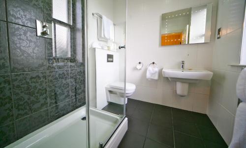 Ein Badezimmer in der Unterkunft The Cranleigh Boutique