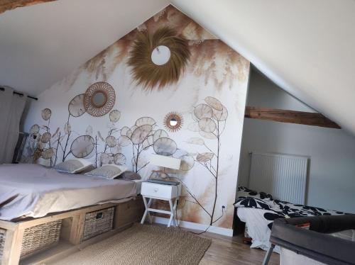 - une chambre avec un lit et un mur orné de fleurs dans l'établissement Grande maison familiale avec piscine, à Saint-Ouen-des-Alleux
