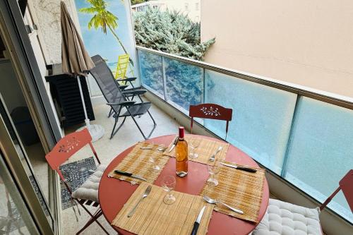 - une table avec une bouteille de vin sur le balcon dans l'établissement T2 in La Favière - 5 minutes from the beach, à Bormes-les-Mimosas