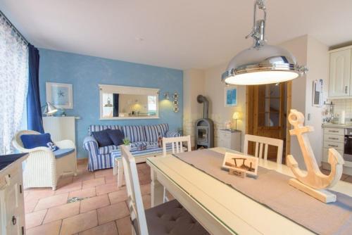 une cuisine et un salon avec une table et des chaises dans l'établissement Haus Friese, à Kellenhusen