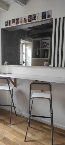 - un bureau blanc avec 2 chaises dans la chambre dans l'établissement Studios - Centre ville coeur historique, à Arles