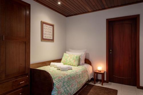 une petite chambre avec un lit et une table de chevet dans l'établissement Biarritz - Varanda da Ria, à Costa Nova