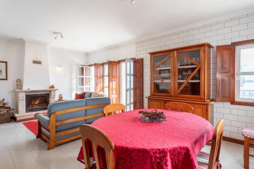 un salon avec une table et un canapé dans l'établissement Biarritz - Varanda da Ria, à Costa Nova