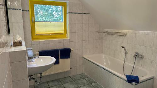 un bagno con lavandino e vasca da bagno di Franzi 1 a Prerow