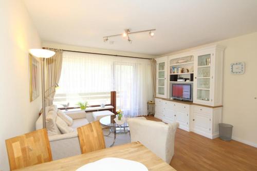 un salon avec un canapé et une table dans l'établissement Haus Alice - Segatz 36/2, à Westerland