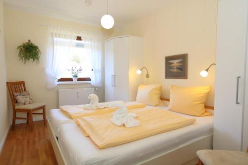 - une chambre dotée d'un grand lit avec deux cygnes dans l'établissement Haus Alice - Segatz 36/2, à Westerland