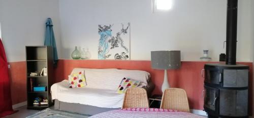 une chambre avec un lit, une table et des chaises dans l'établissement Petite Maison Marie-Louise, à Saint-Vallier-de-Thiey