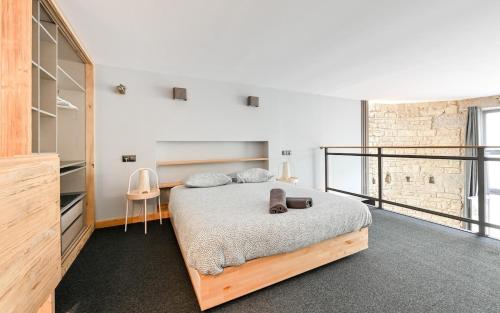 une chambre avec un lit et un bureau dans une pièce dans l'établissement Le petit Sully Foch, à Lyon
