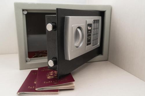 a microwave oven with some books inside of it at Caletta sul Mare in La Caletta