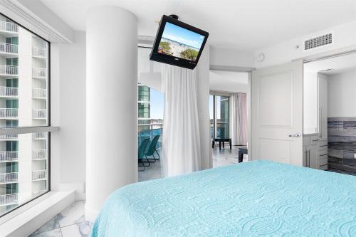 En eller flere senge i et værelse på Oceanfront 2BR condo w pools & views
