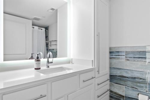 Et badeværelse på Oceanfront 2BR condo w pools & views