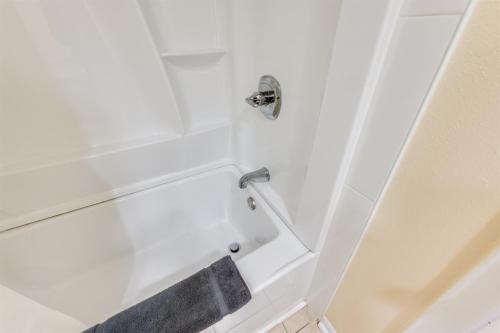 La salle de bains est pourvue d'une baignoire blanche avec un robinet. dans l'établissement Romantic Oceanfront View, Discounted, Pools, à Myrtle Beach