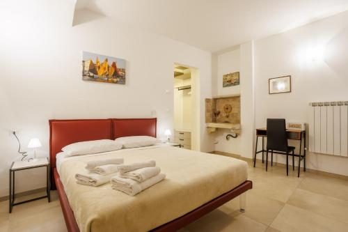 a bedroom with a bed with towels on it at Casa Nostrana in Chioggia