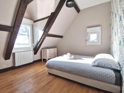une chambre avec un lit et une grande fenêtre dans l'établissement La paisible, maison familiale et conviviale en Baie de Somme, à Vaudricourt