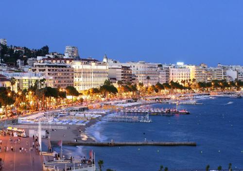 Studette Cannes Croisette Martinez Area