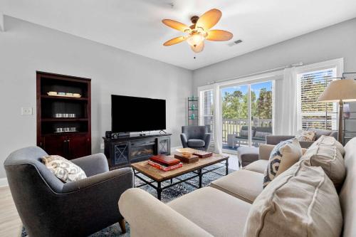 Televisyen dan/atau pusat hiburan di Newly Renovated 3BR at World Tour