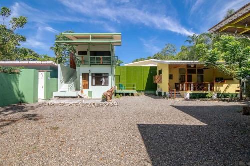 プンタ・ウバにあるCabina Guatusa, 3Min from the Beach! Playa Chiquitaの犬の家