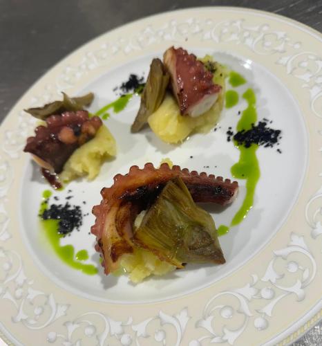 a plate of food with meat and vegetables on it at Hotel Lo Smeraldo in Roccavivara