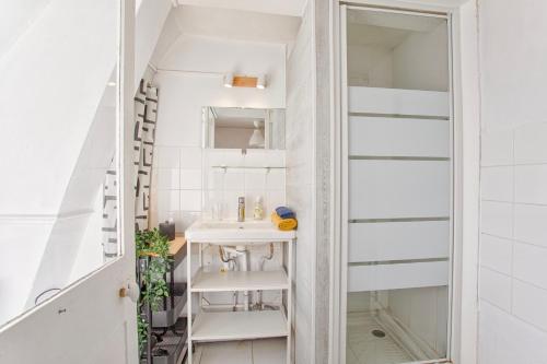 mała łazienka z umywalką i lustrem w obiekcie L'Oasis - Chaleureux duplex - Centre Ville de Caen w Caen
