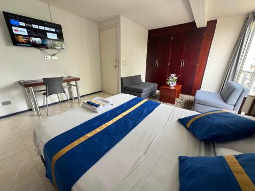 a hotel room with a bed and a table and chairs at Hotel Boutique Santa Ana in Cartago