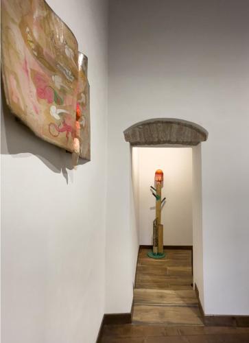a painting hanging on a wall next to a hallway at Museo Grillo Camere d'Arte, dormire nel Museo in Arena Po
