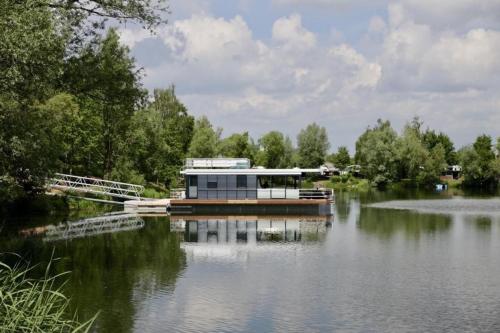 Výhled na řeku, která protéká v blízkosti ubytování na lodi