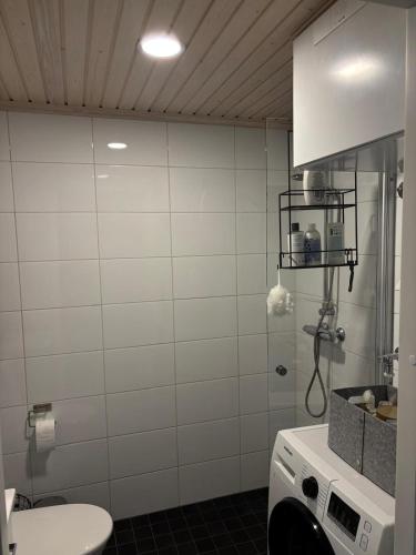 Ένα μπάνιο στο Modern studio apartment near the station