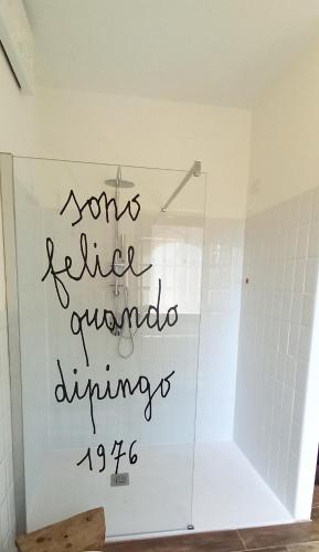 a sign on the wall of a shower in a bathroom at Museo Grillo Camere d'Arte, dormire nel Museo in Arena Po
