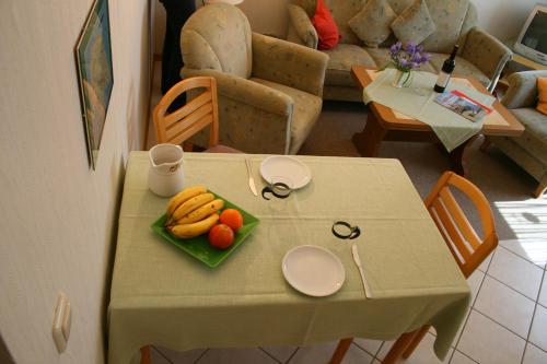 un tavolo con un piatto di frutta sopra di Sternenhimmel a Klausdorf