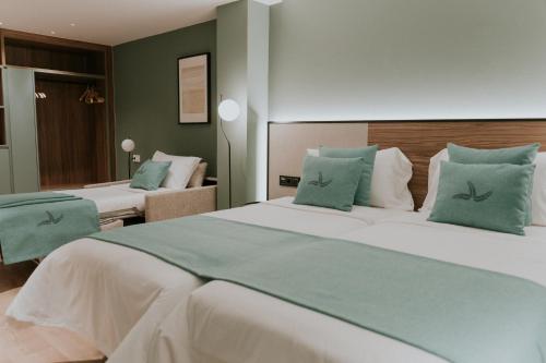 Un ou plusieurs lits dans un hébergement de l'établissement Catalina Plaza Hotel Sostenible