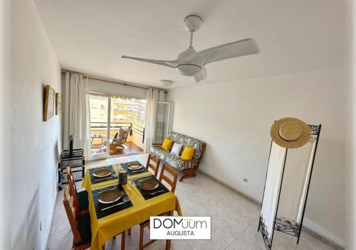 - un salon avec une table et une cuisinière dans l'établissement DOMuum Holidays - AUGUSTA Family Home, à Salou