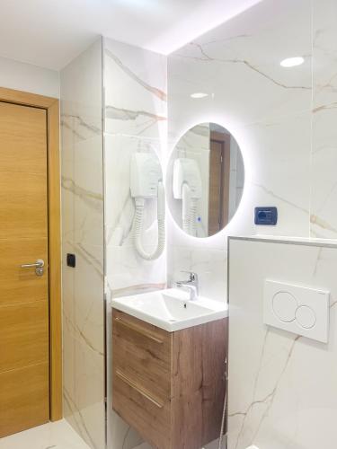 a bathroom with a sink and a mirror at Fuentes de luz in San Sebastián de los Reyes