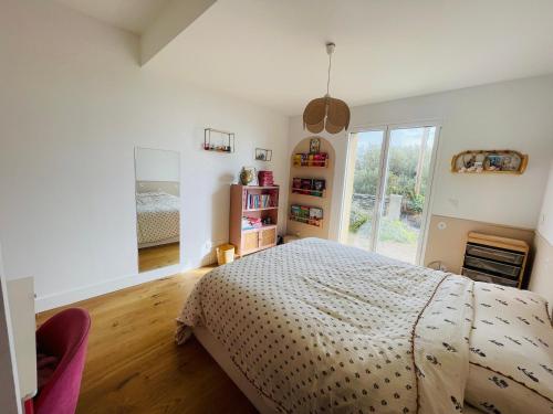 une chambre avec un lit et une grande fenêtre dans l'établissement Magnifique Villa Neuve Cap Corse, à Brando