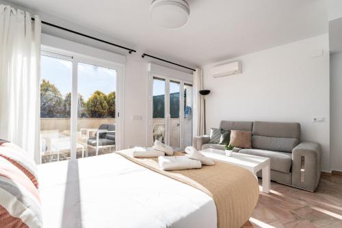 2 Estudios en La Romana Playa, uno con vista parcial mar y otro vista a la piscina