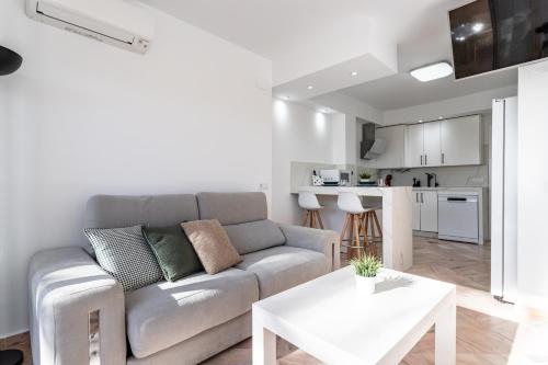 2 Estudios en La Romana Playa, uno con vista parcial mar y otro vista a la piscina