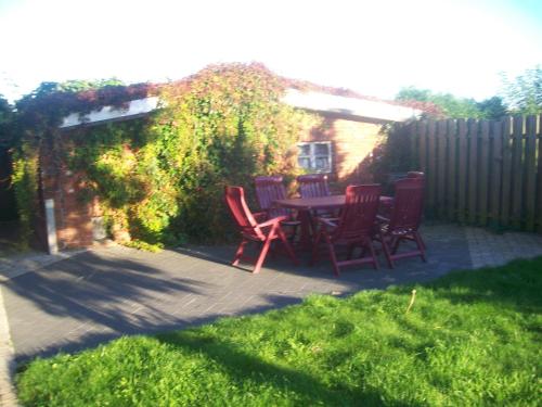 a patio with chairs and a table in a backyard at Wohnung "Venedig" in Heede