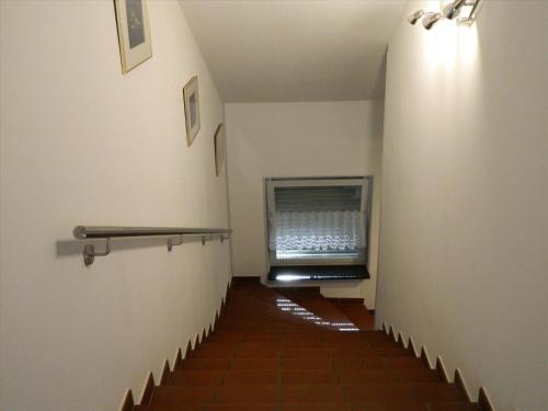 Un pasillo vacío con una escalera con una ventana y una escalera. en Helle 1Obergeschosswohnung OG, en Möhnesee