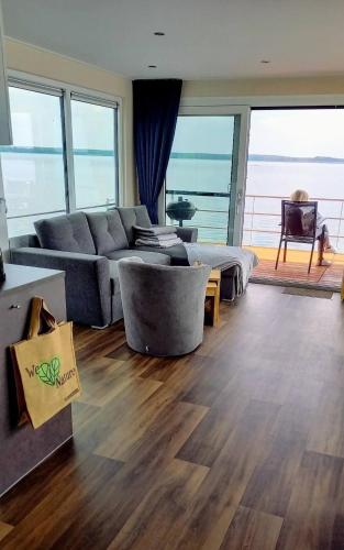 Ruang duduk di Hausboot Milan - LP9