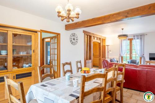 une salle à manger et un salon avec une table et des chaises dans l'établissement Le gite du village, à Ernemont-Boutavent