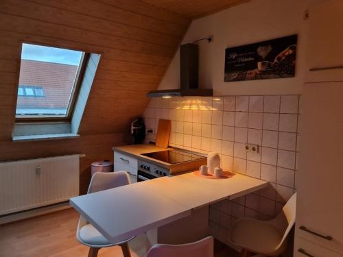 a kitchen with a white counter top in a room at Ferienwohnung Carola in Altenburg