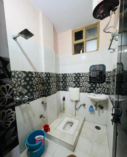 バラナシにあるAnnapurna Homestaysのトイレと洗面台付きのバスルーム