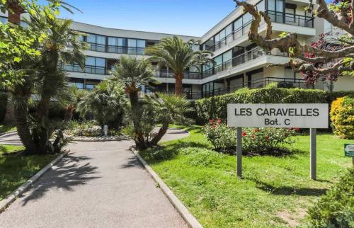 un panneau devant un bâtiment dans l'établissement Le Cap-Vert, à Mandelieu-la-Napoule