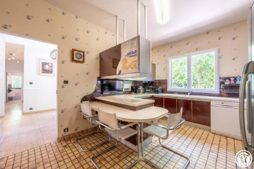 une cuisine avec un évier et un plan de travail dans l'établissement Le gite des pins, à Saint-Paul