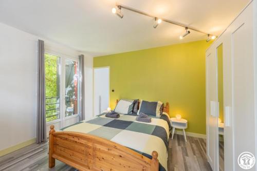 un dormitorio con una cama y una ventana en Le gite des pins, en Saint-Paul